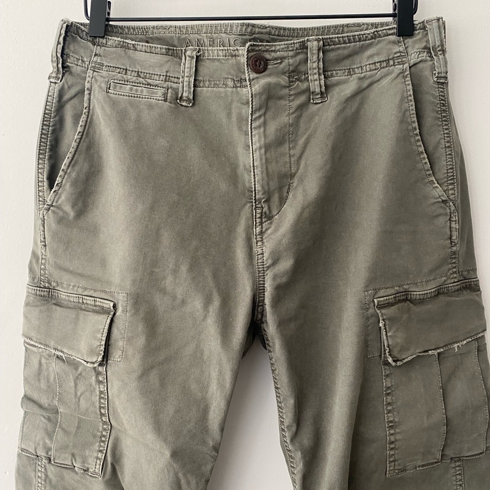 American Eagle Men’s Cargo Pants in Army Green.